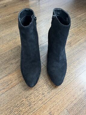 Enzo Engiolini Women's Black Suede Ankle Boots - Classic Zip Closure